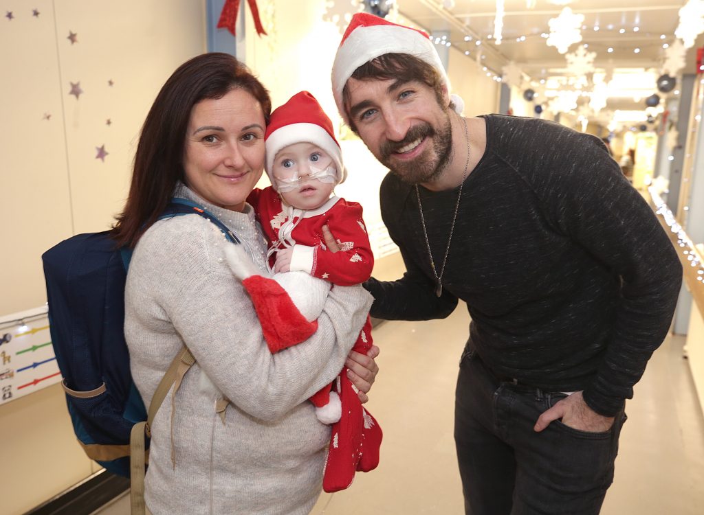 Jenny and her son Jake O’Donovan, aged 1, from Tralee Co. Kerry with Danny O’Reilly, lead singer of The Coronas, pictured before turning on the Christmas lights at Temple Street Children’s Hospital in Dublin. Picture credit: Andres Poveda Photography